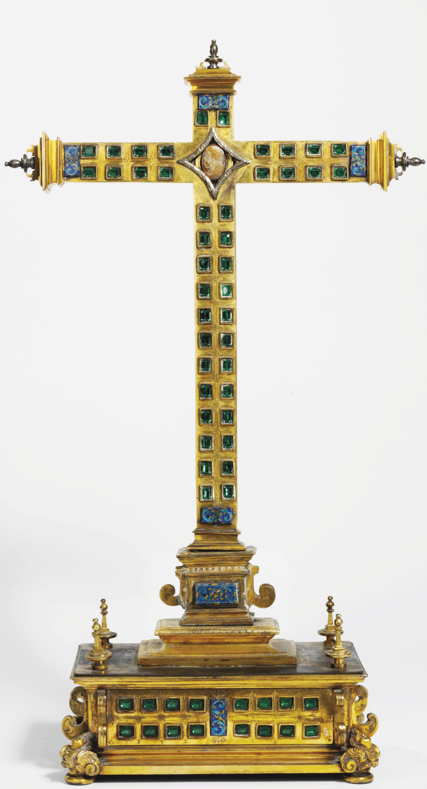 CROIX PROCESSIONNELLE EN CUIVRE DORE, EMAIL, PIERRES DURES ET EMERAUDES