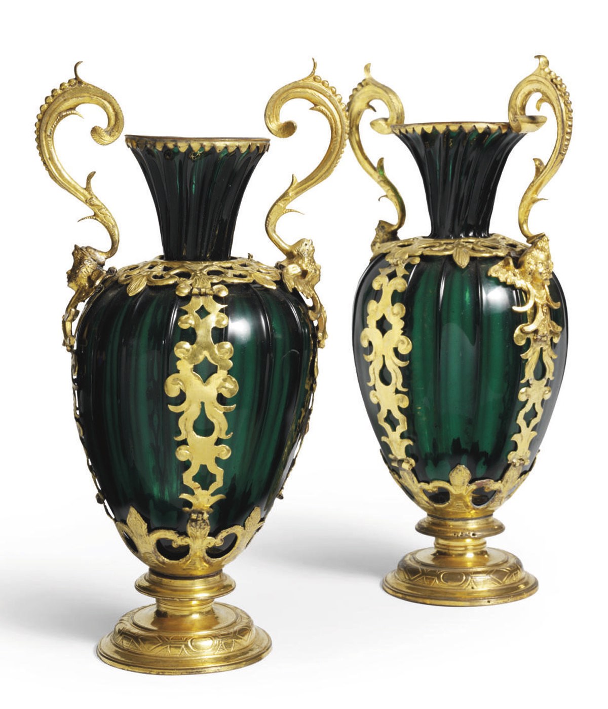 PAIRE DE VASES EN VERRE VERT ET MONTURE EN CUIVRE DORE