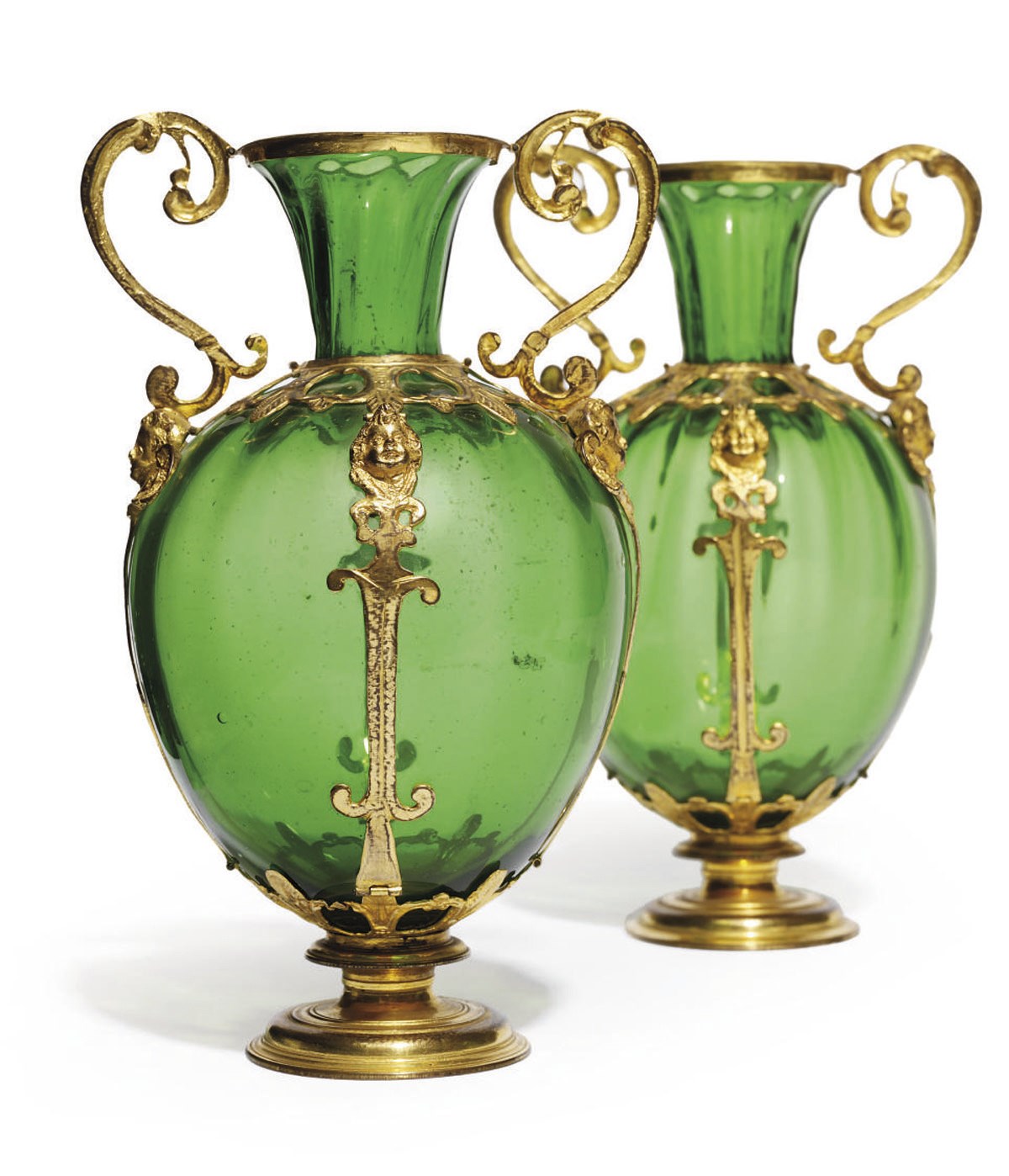 PAIRE DE VASES EN VERRE VERT ET MONTURE EN CUIVRE DORE