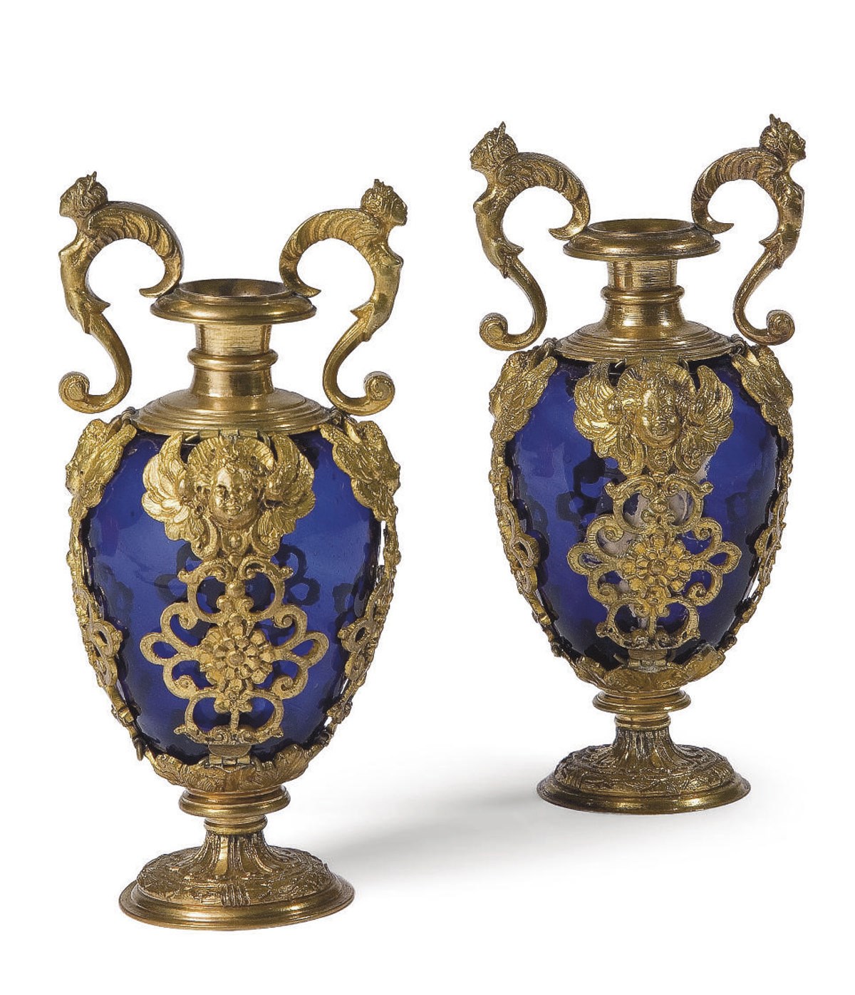 PAIRE DE VASES EN VERRE BLEU ET MONTURE EN CUIVRE DORE