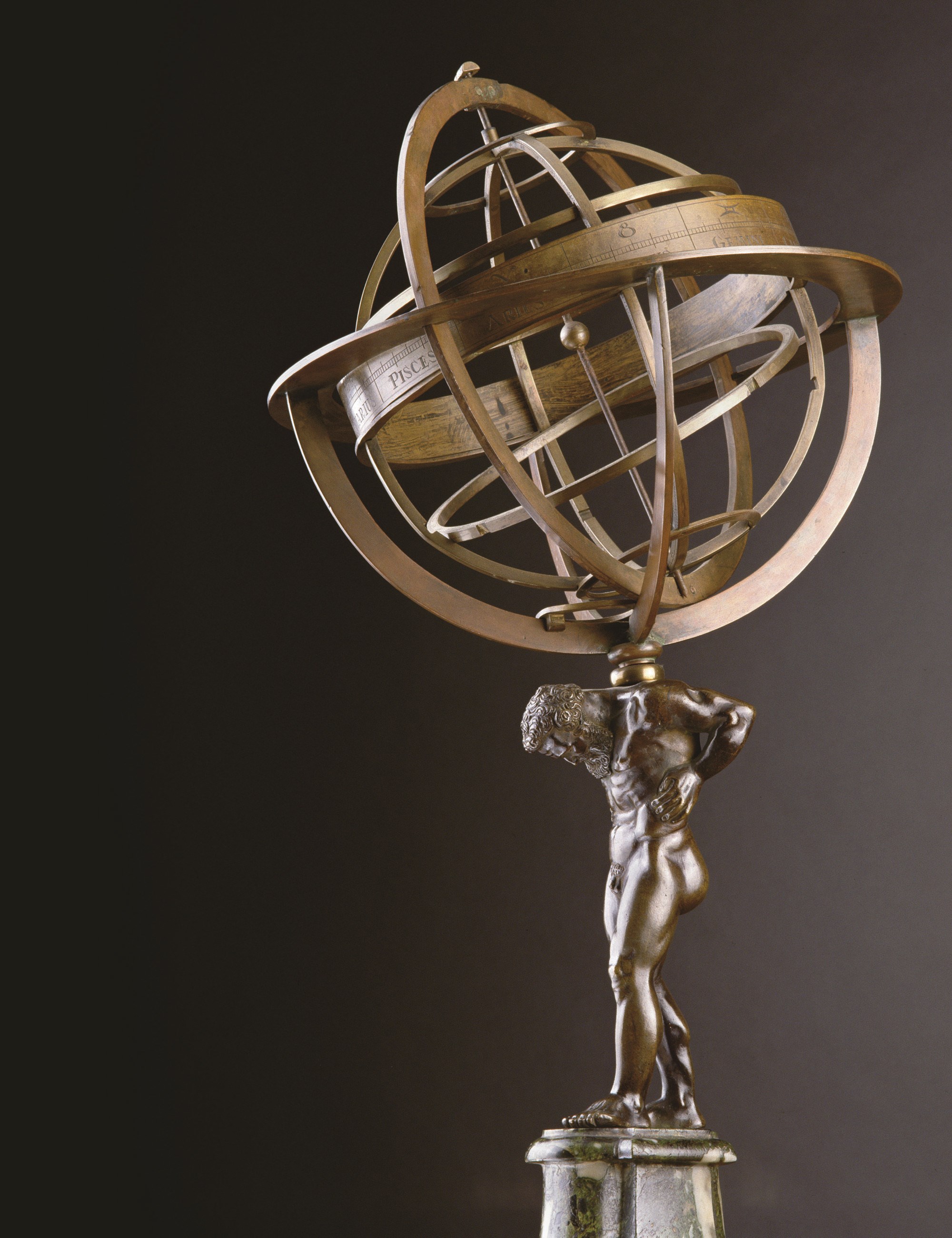 FIGURE EN BRONZE REPRESENTANT ATLAS SUPPORTANT UNE SPHERE ARMILAIRE