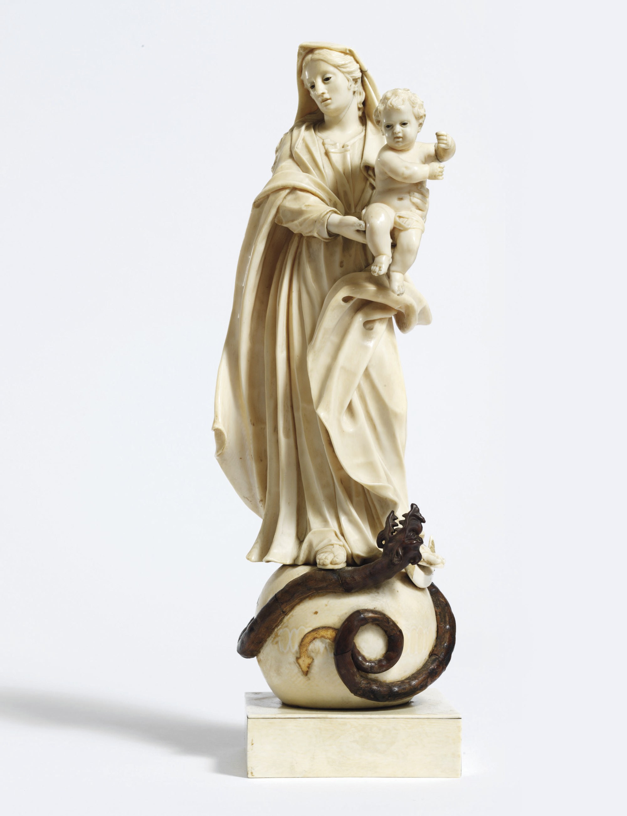 FIGURE EN IVOIRE ET BOIS SCULPTE REPRESENTANT LA VIERGE A L'ENFANT