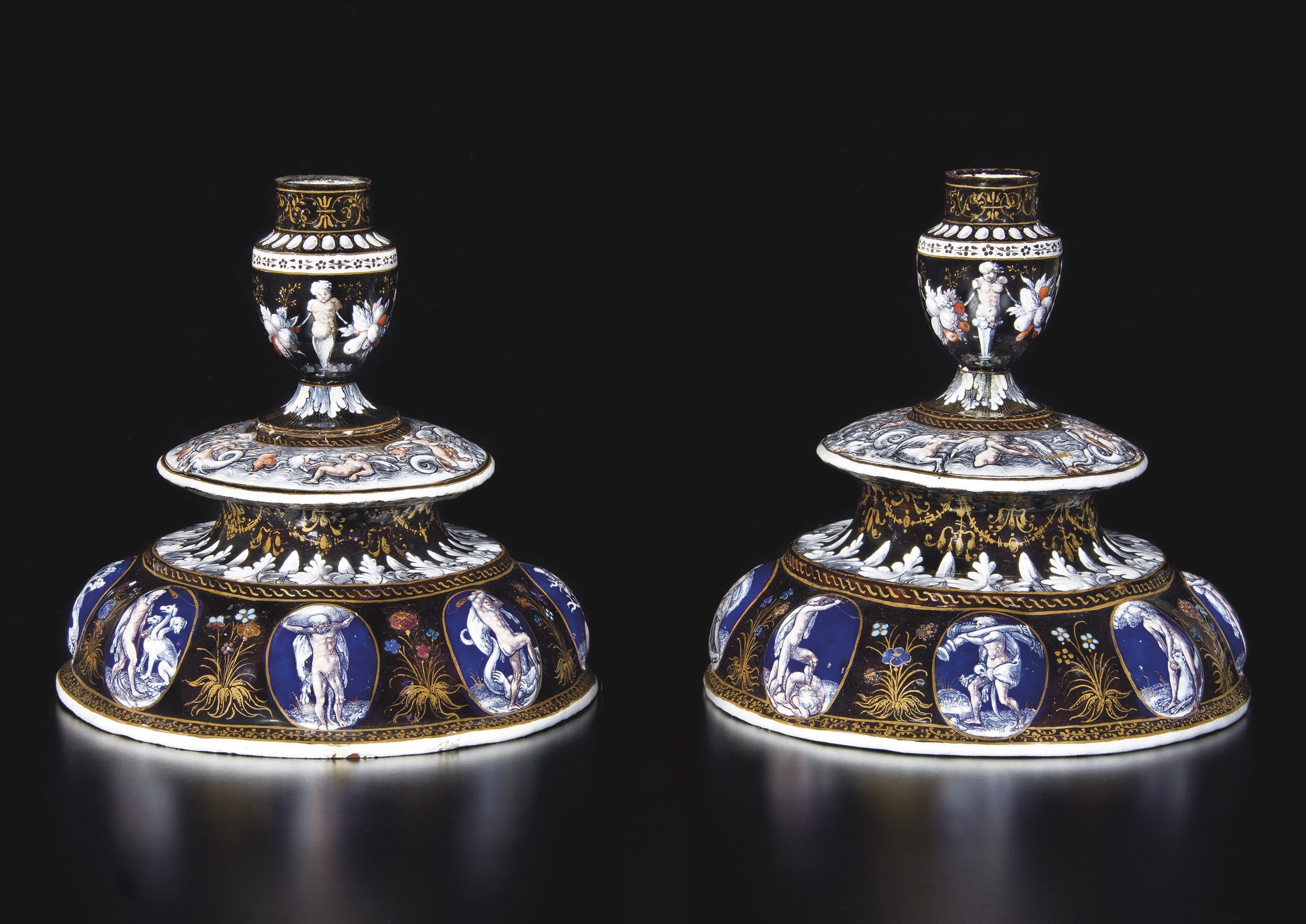 PAIRE DE BOUGEOIRS EN EMAIL PEINT POLYCHROME A REHAUTS D'OR