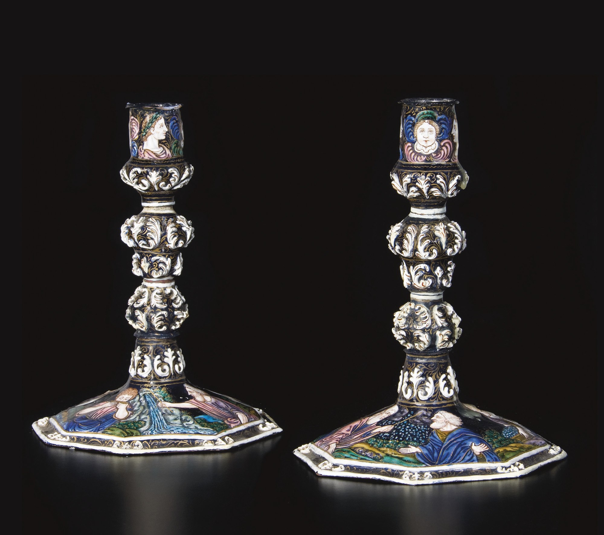 PAIRE DE BOUGEOIRS EN EMAIL PEINT POLYCHROME A REHAUTS D'OR
