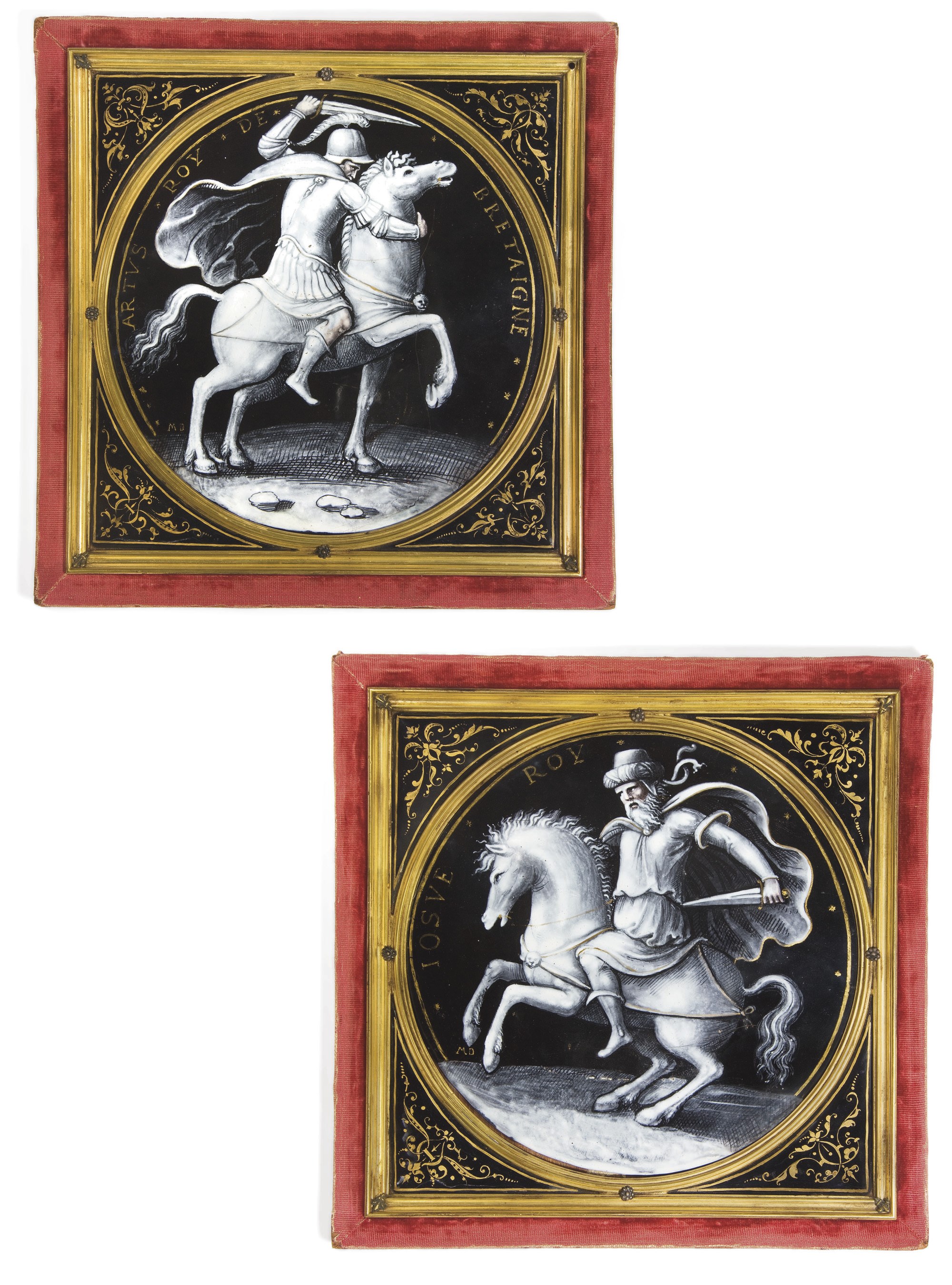 PAIRE DE PLAQUES CIRCULAIRES EN EMAIL PEINT EN GRISAILLE REPRESENTANT LES ROIS ARTHUR ET JOSUE A CHEVAL