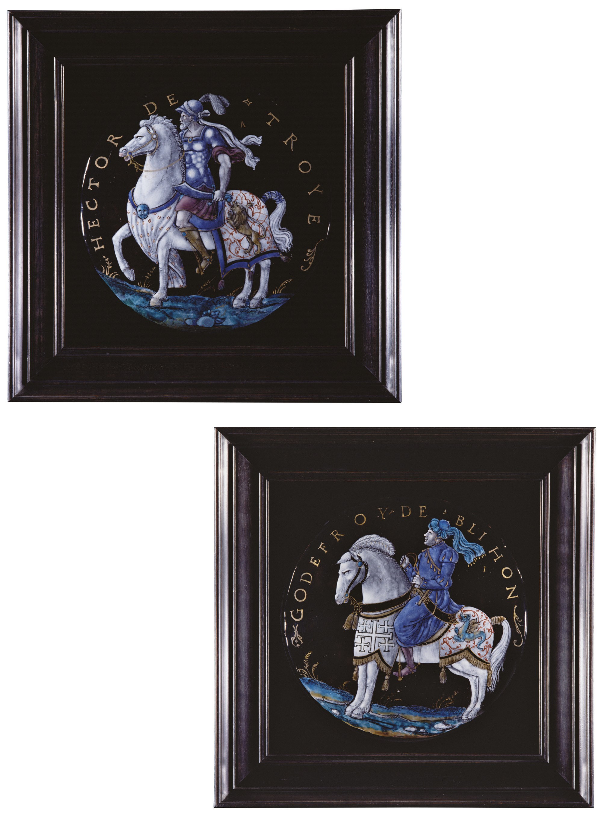 PAIRE DE PLAQUES CIRCULAIRES EN EMAIL PEINT POLYCHROME A REHAUTS D'OR REPRESENTANT HECTOR DE TROIES ET GODEFROY DE BOUILLON A CHEVAL