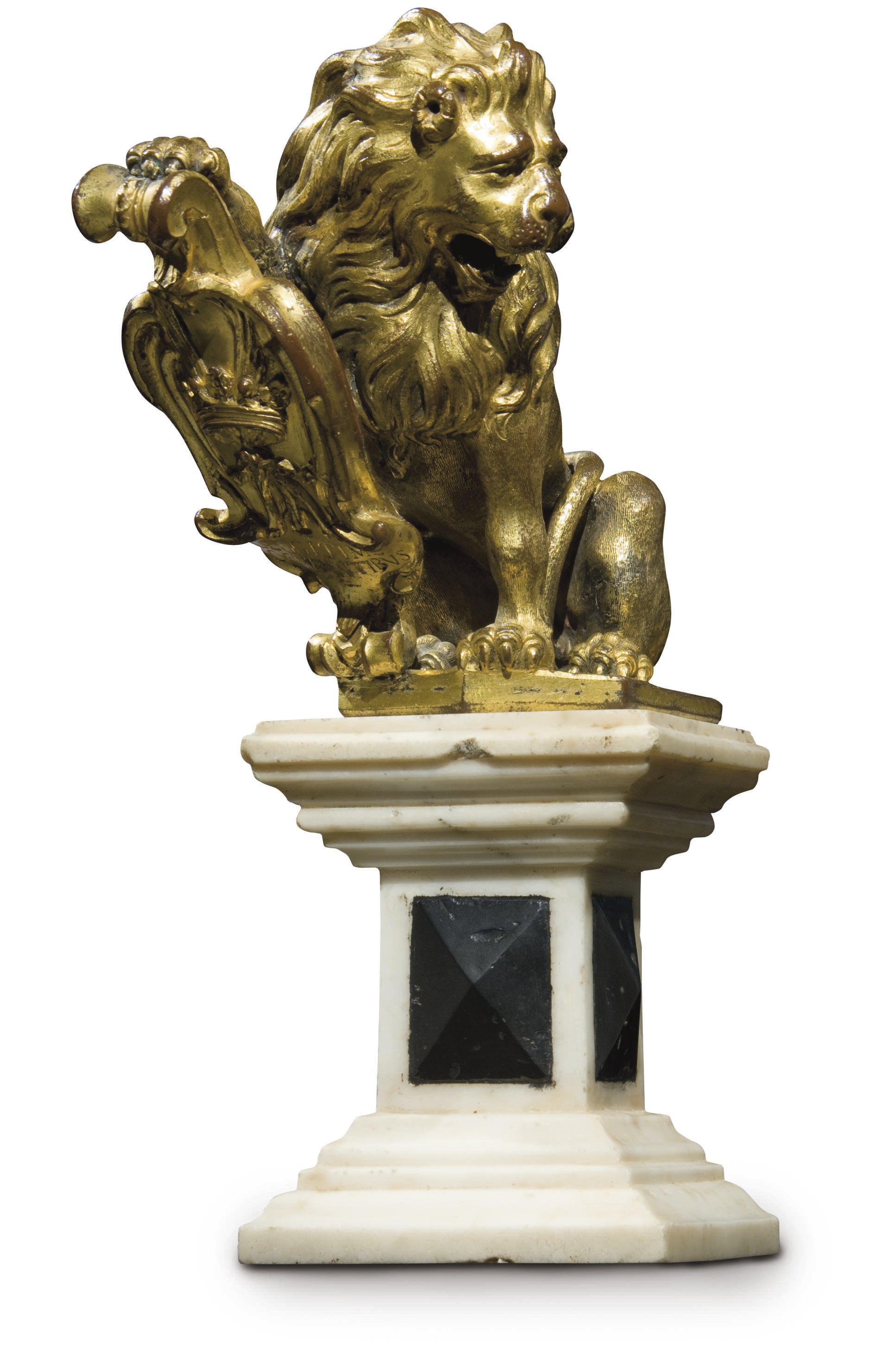 STATUETTE EN BRONZE DORE REPRESENTANT UN LION