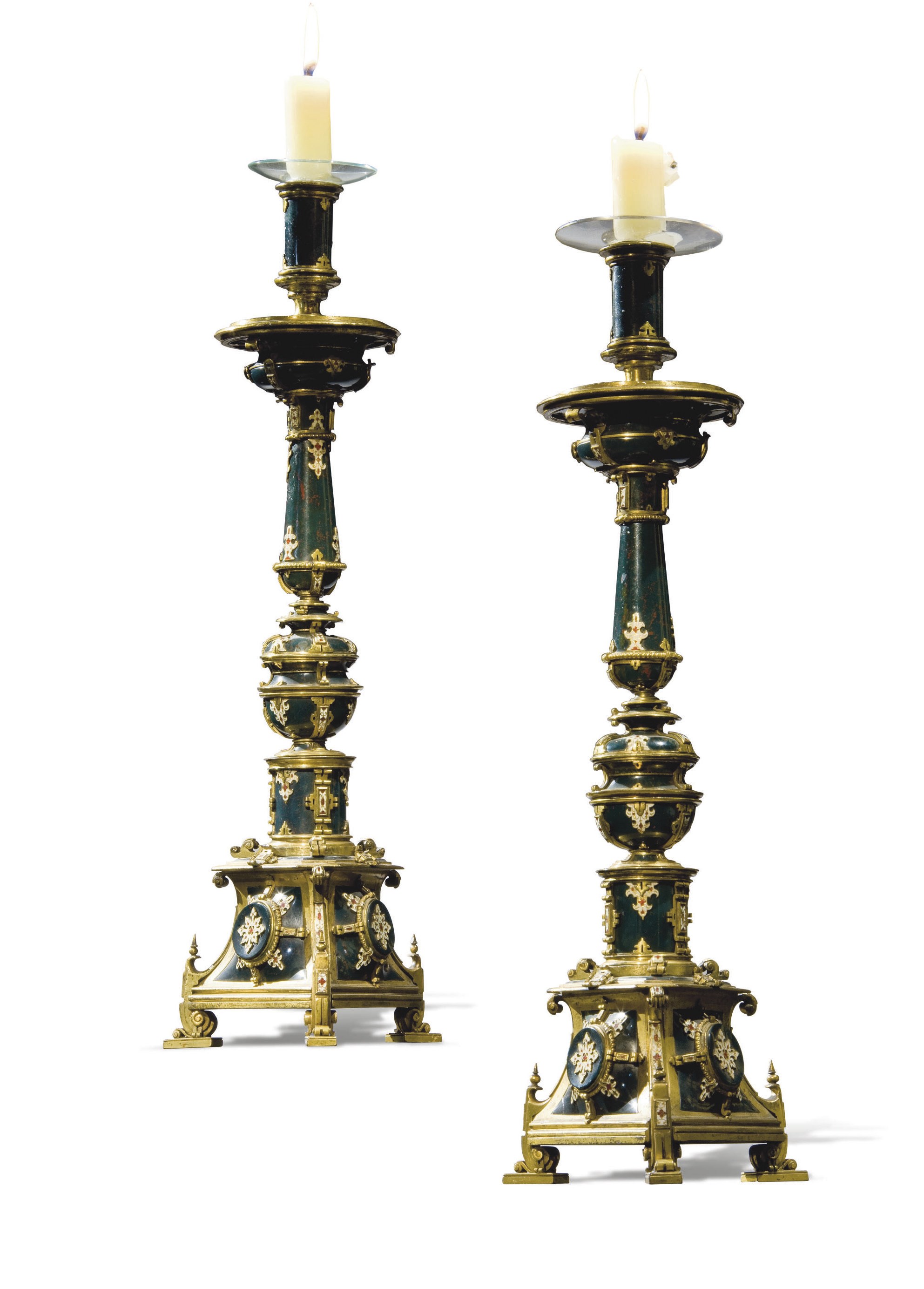 PAIRE DE BOUGEOIRS EN EMAIL, PIERRE HELIOTROPE ET BRONZE DORE
