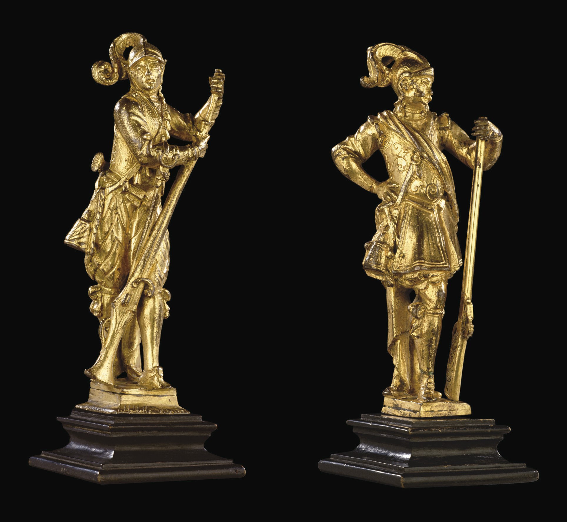 PAIRE DE STATUETTES REPRESENTANT DES GUERRIERS