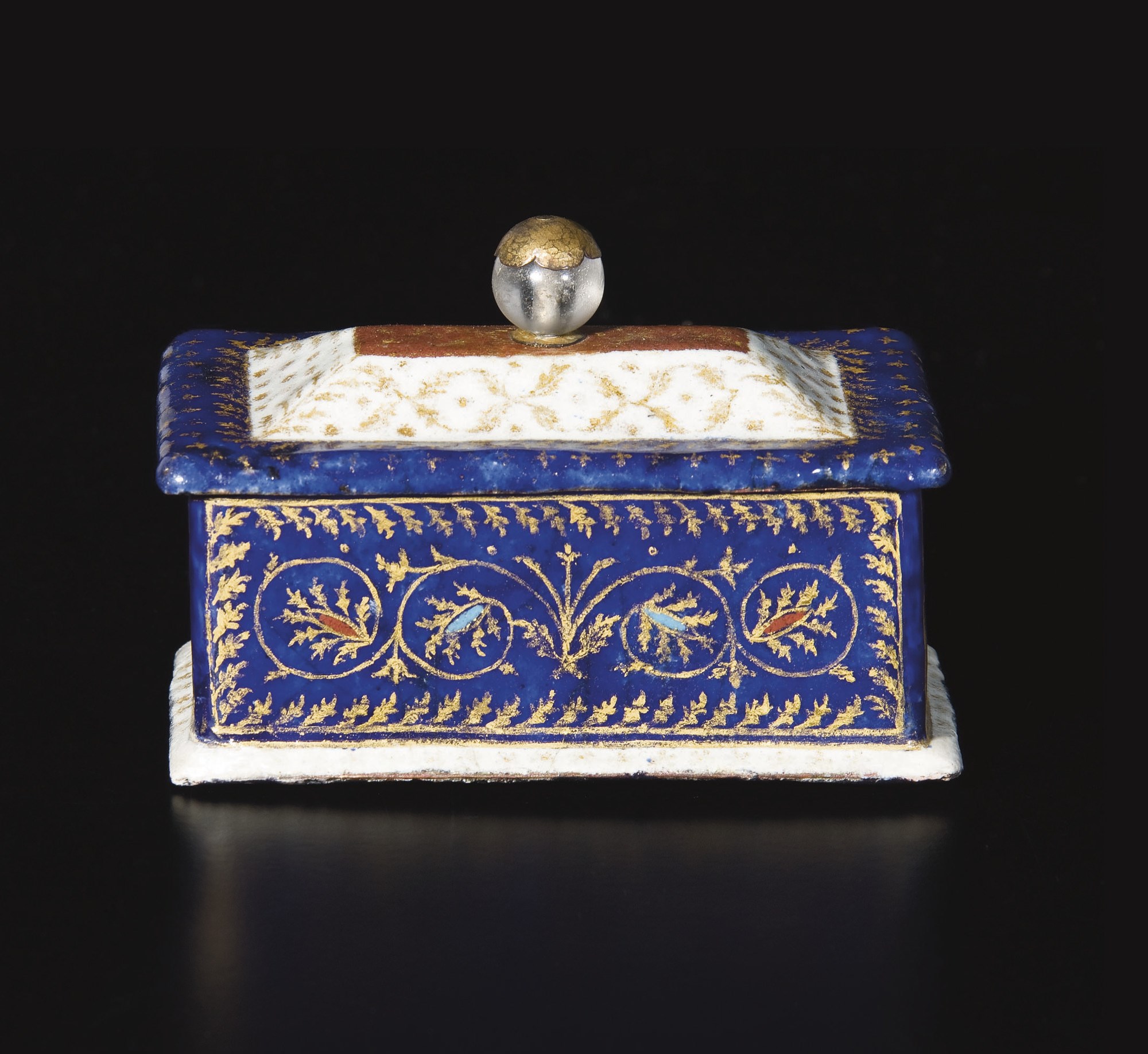 COFFRET RECTANGULAIRE EN EMAIL PEINT POLYCHROME PARTIELLEMENT DORE