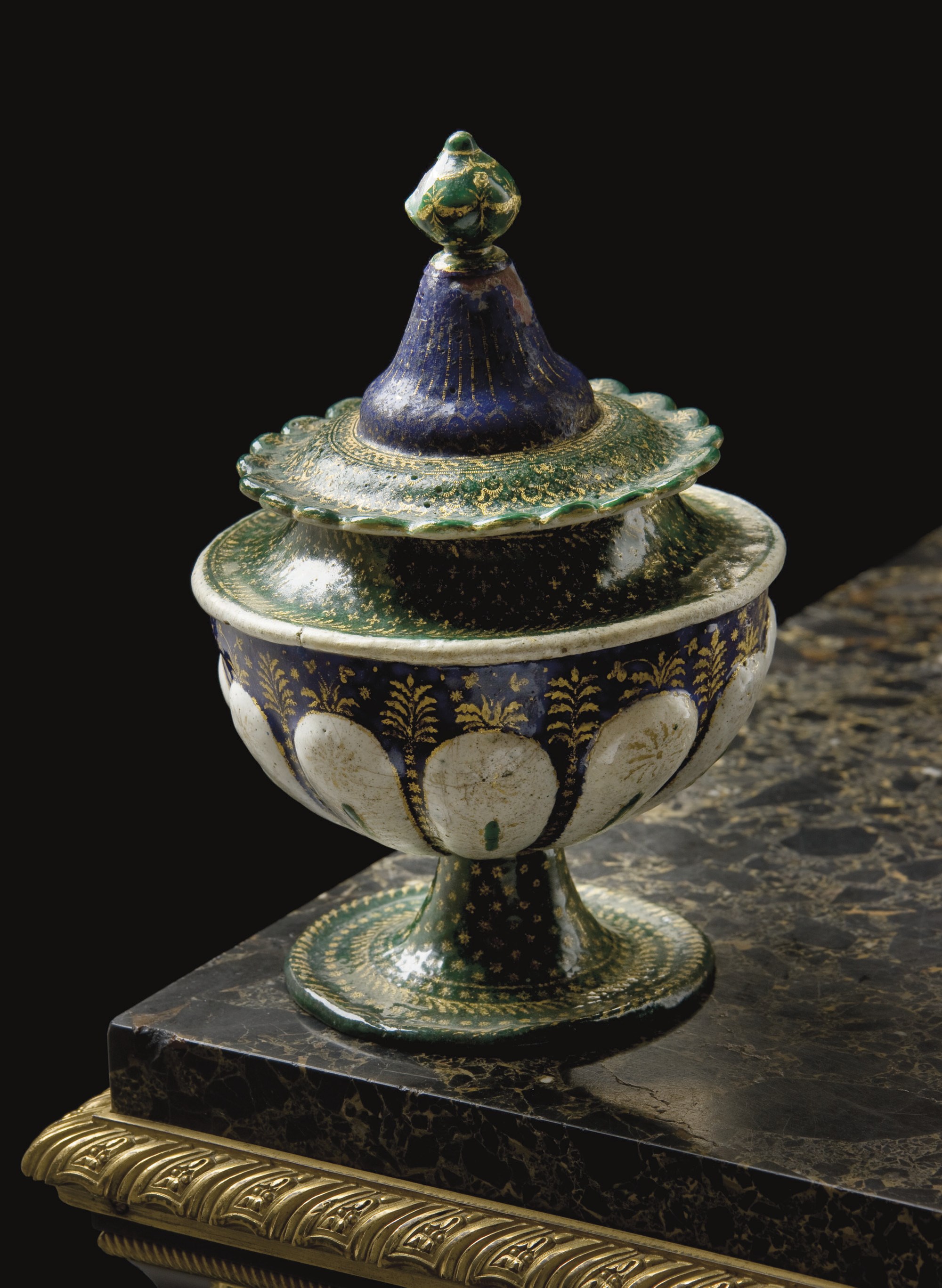 VASE COUVERT EN EMAIL PEINT POLYCHROME PARTIELLEMENT DORE