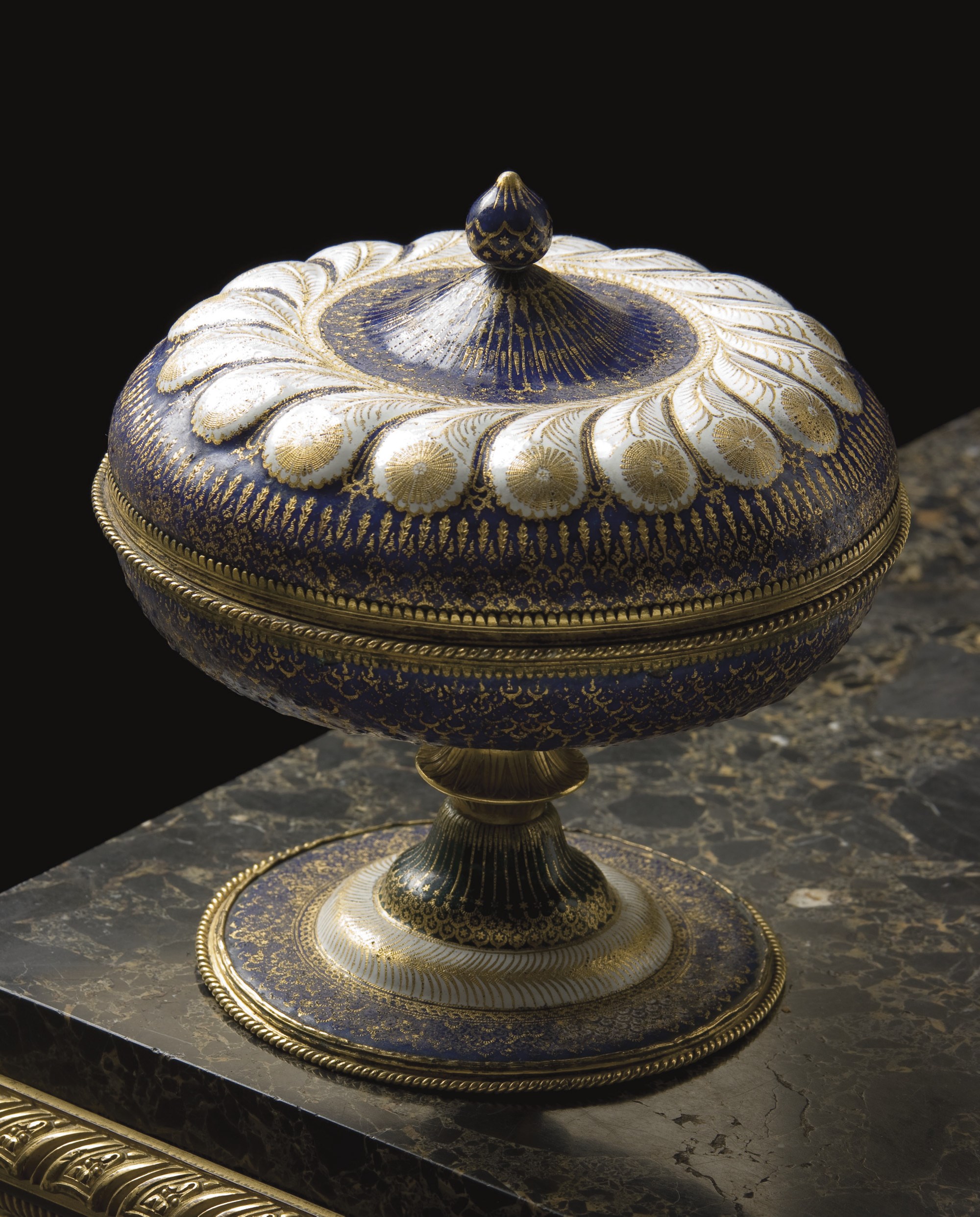 TAZZA COUVERTE EN EMAIL PEINT POLYCHROME PARTIELLEMENT DORE