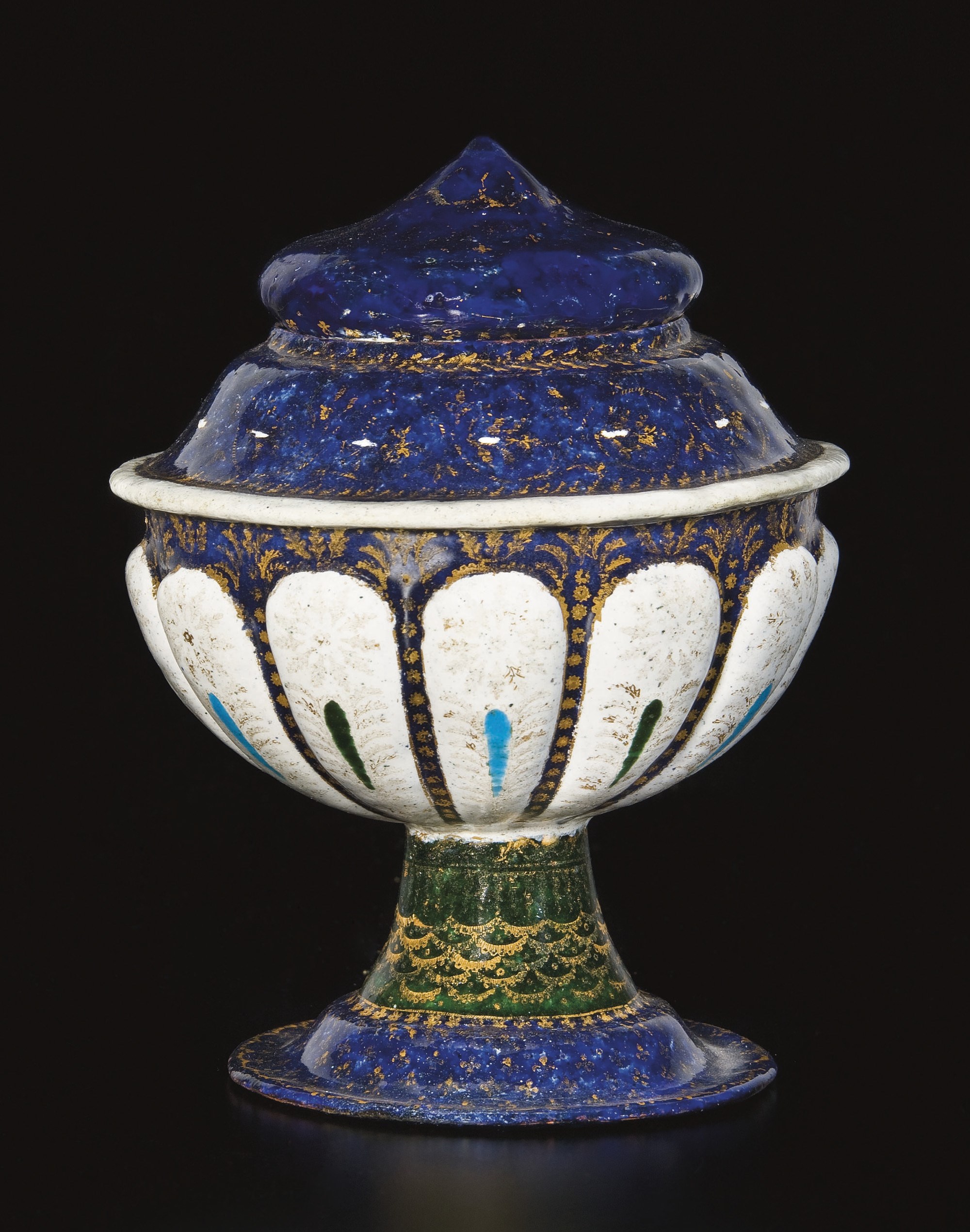 COUPE COUVERTE EN EMAIL PEINT POLYCHROME PARTIELLEMENT DORE