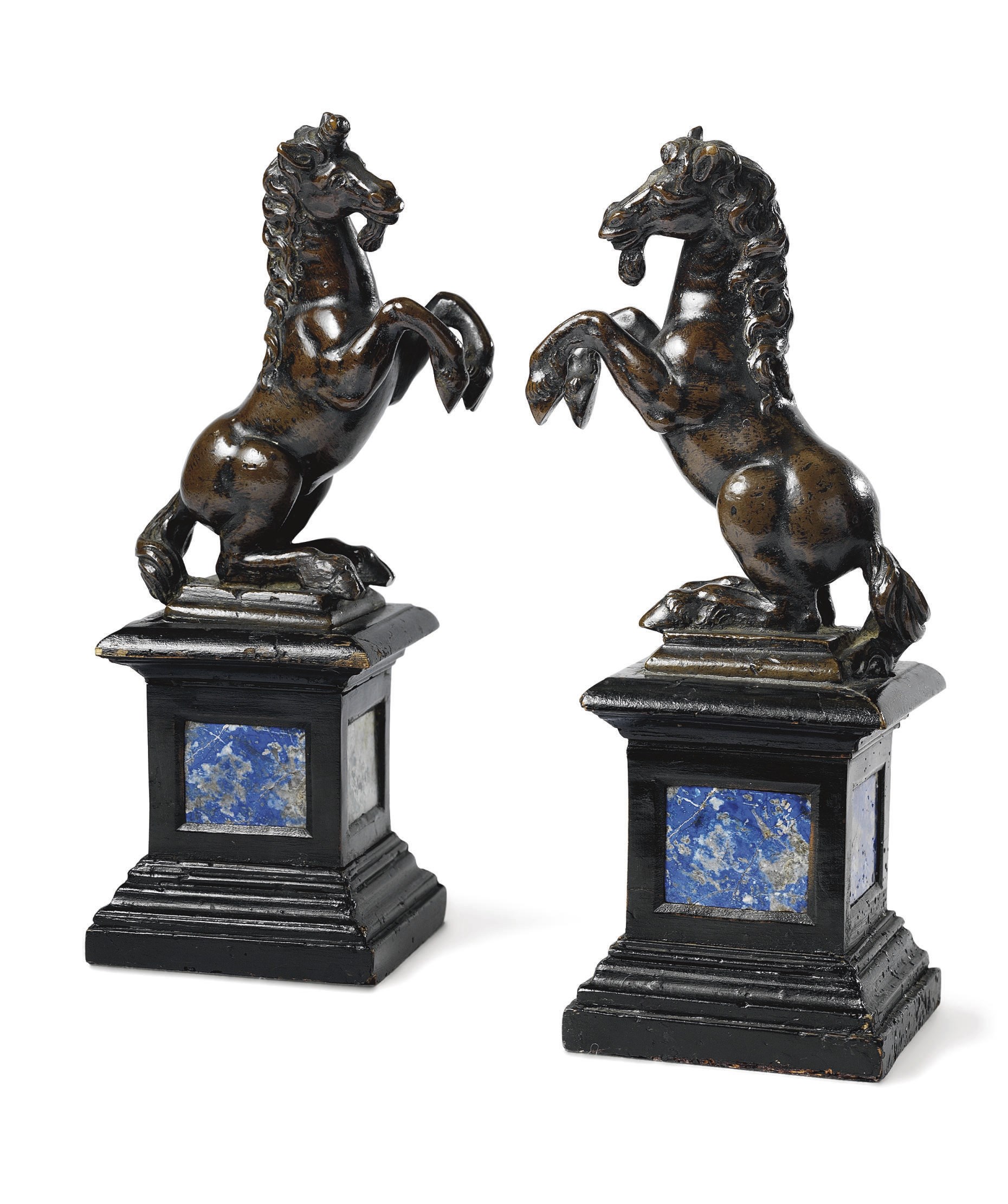PAIRE DE SCULPTURES REPRESENTANT DES LICORNES