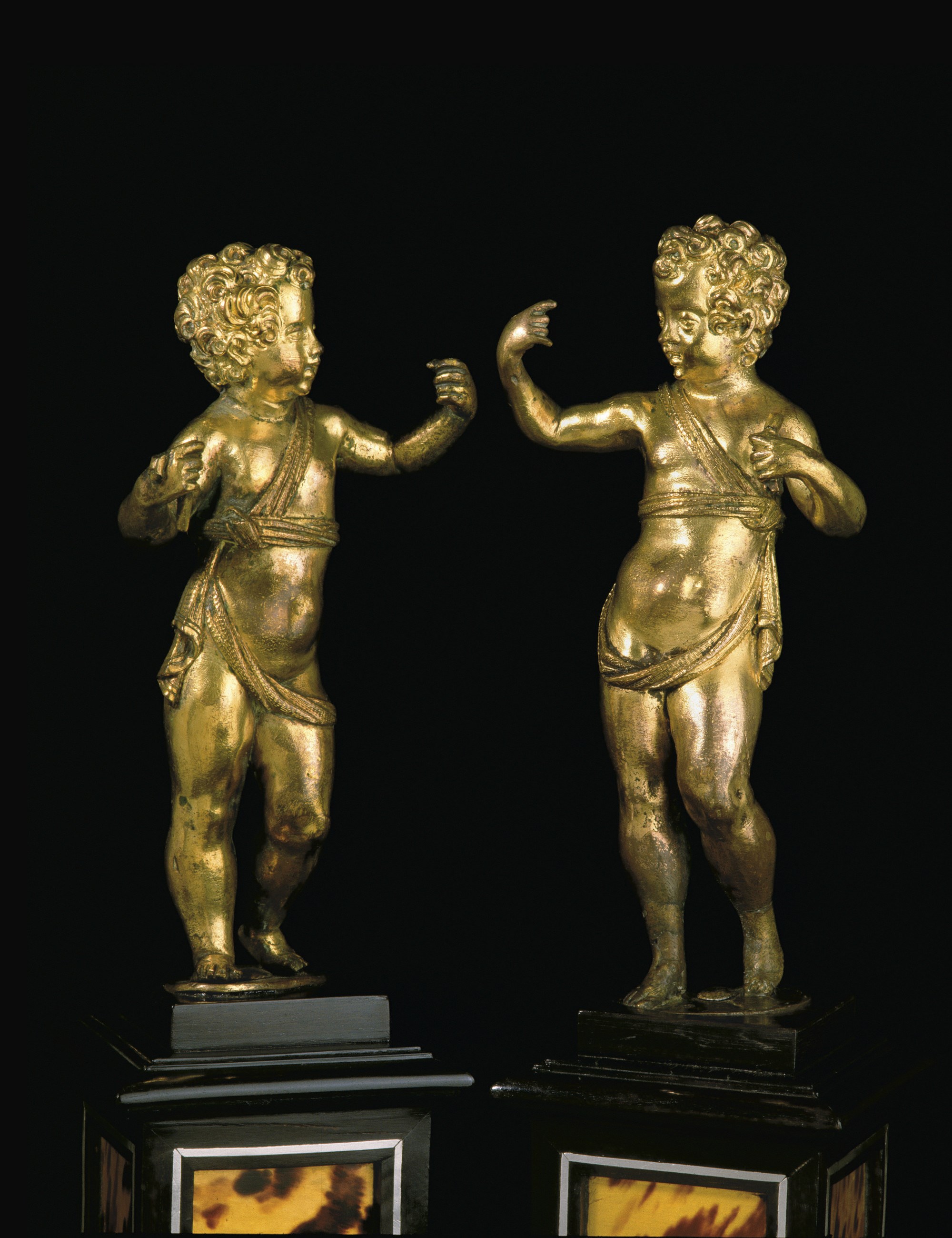PAIRE DE FIGURES REPRESENTANT DES AMOURS