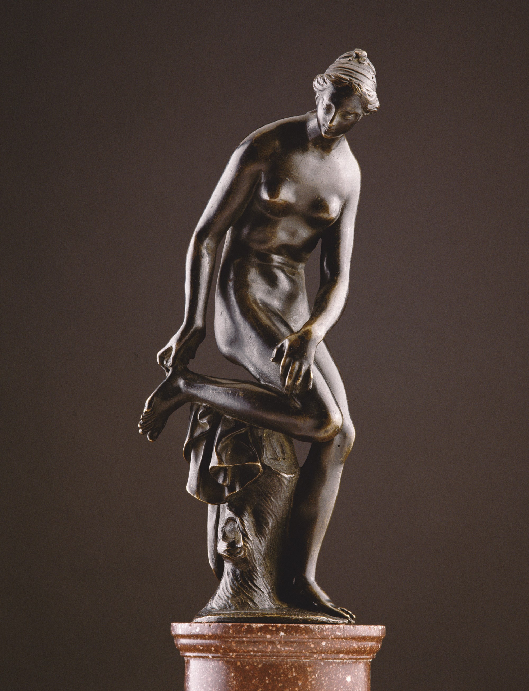 STATUETTE REPRESENTANT VENUS AU BAIN