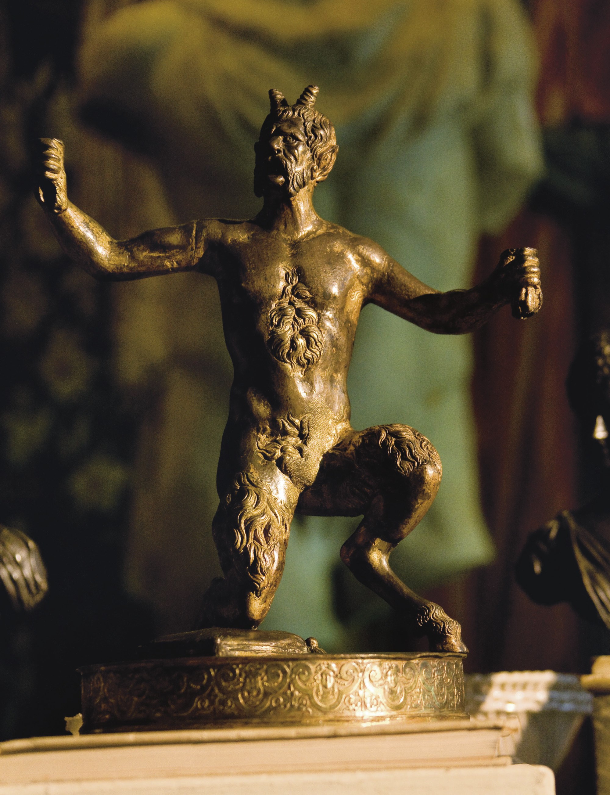 FIGURE REPRESENTANT UN SATYRE AGENOUILLE