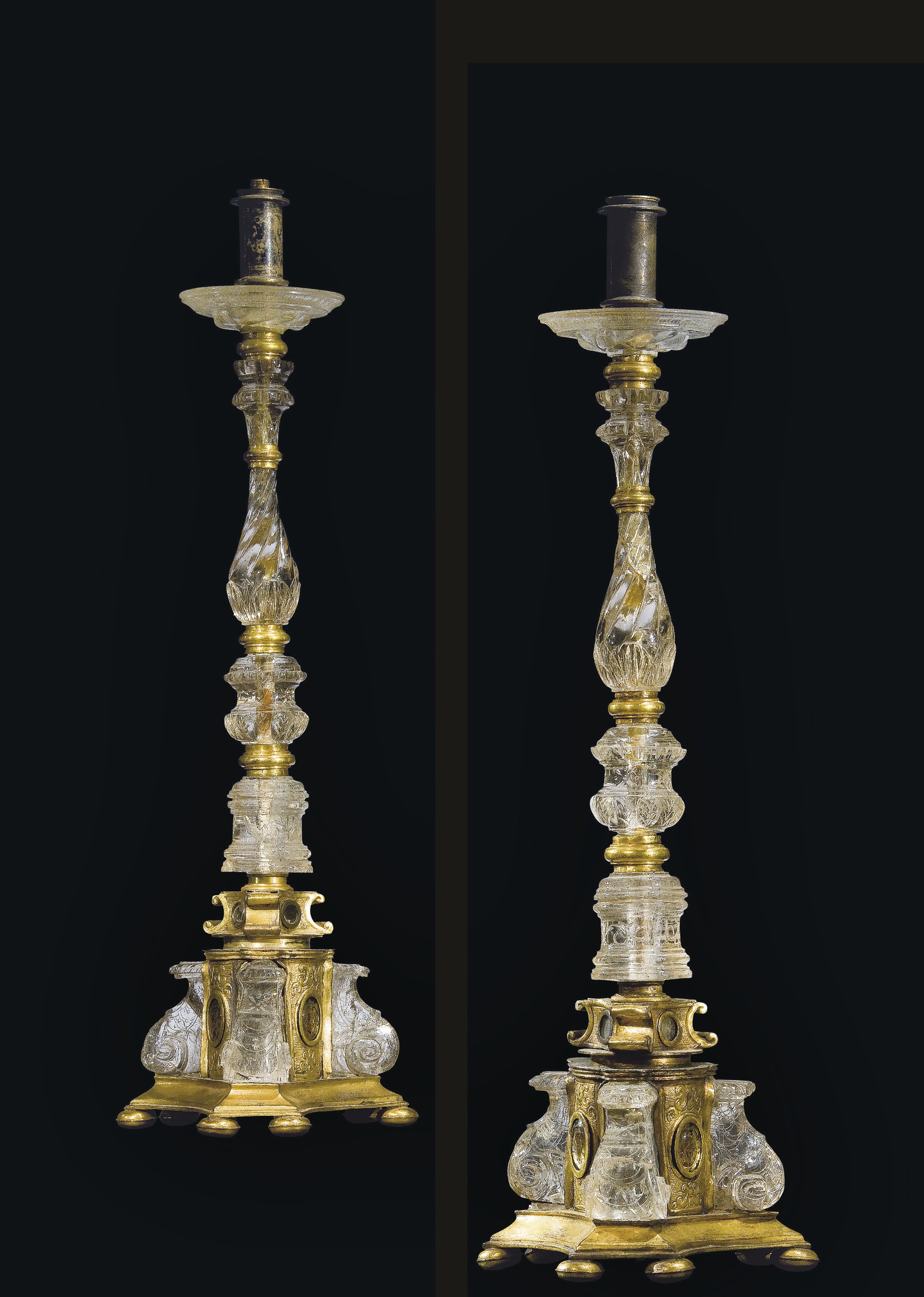 PAIRE DE BOUGEOIRS EN CRISTAL DE ROCHE ET CUIVRE DORE