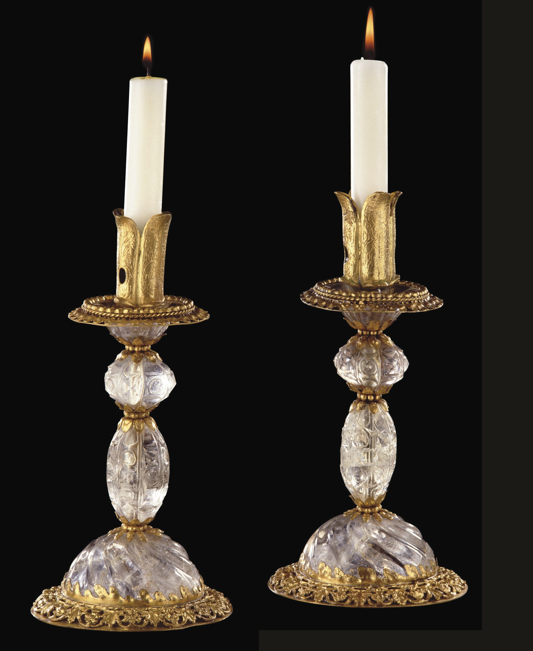 PAIRE DE BOUGEOIRS EN CRISTAL DE ROCHE ET METAL DORE