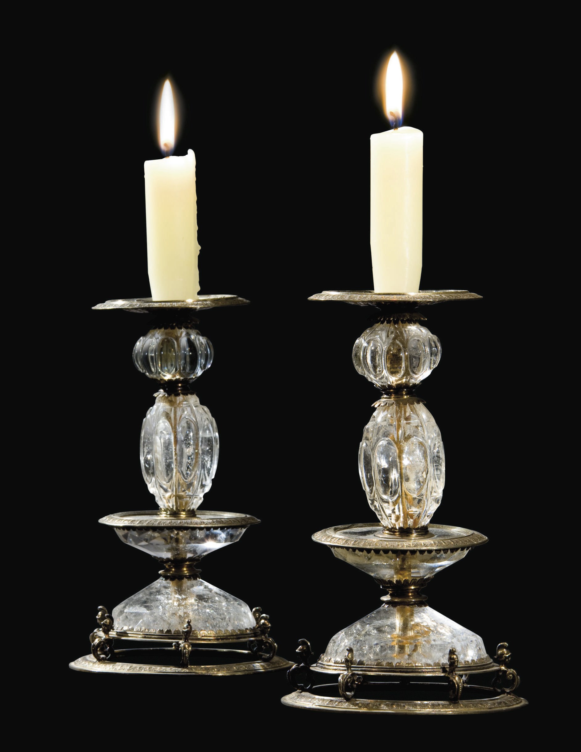 PAIRE DE BOUGEOIRS EN VERMEIL ET CRISTAL DE ROCHE