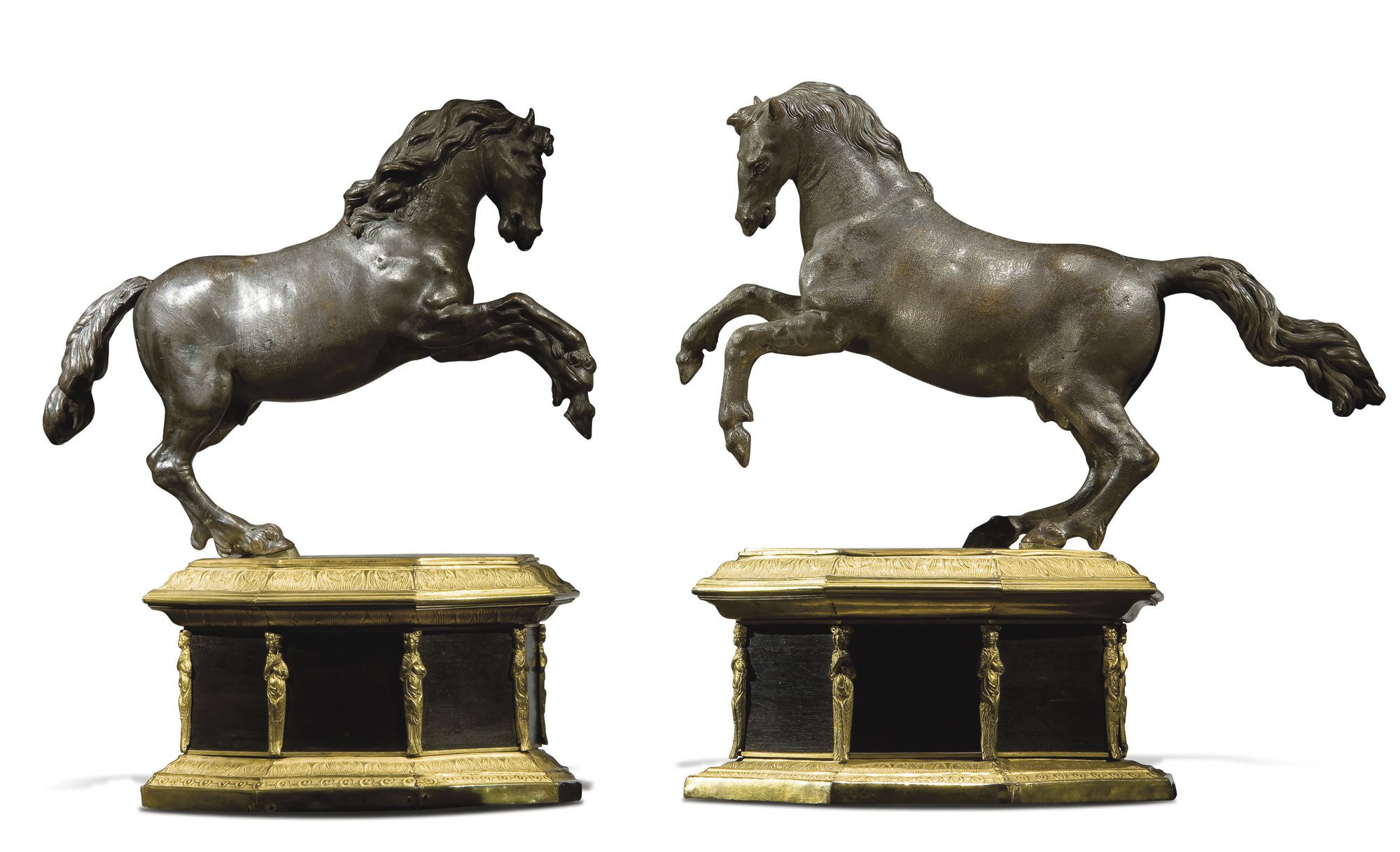 PAIRE DE CHEVAUX CABRES