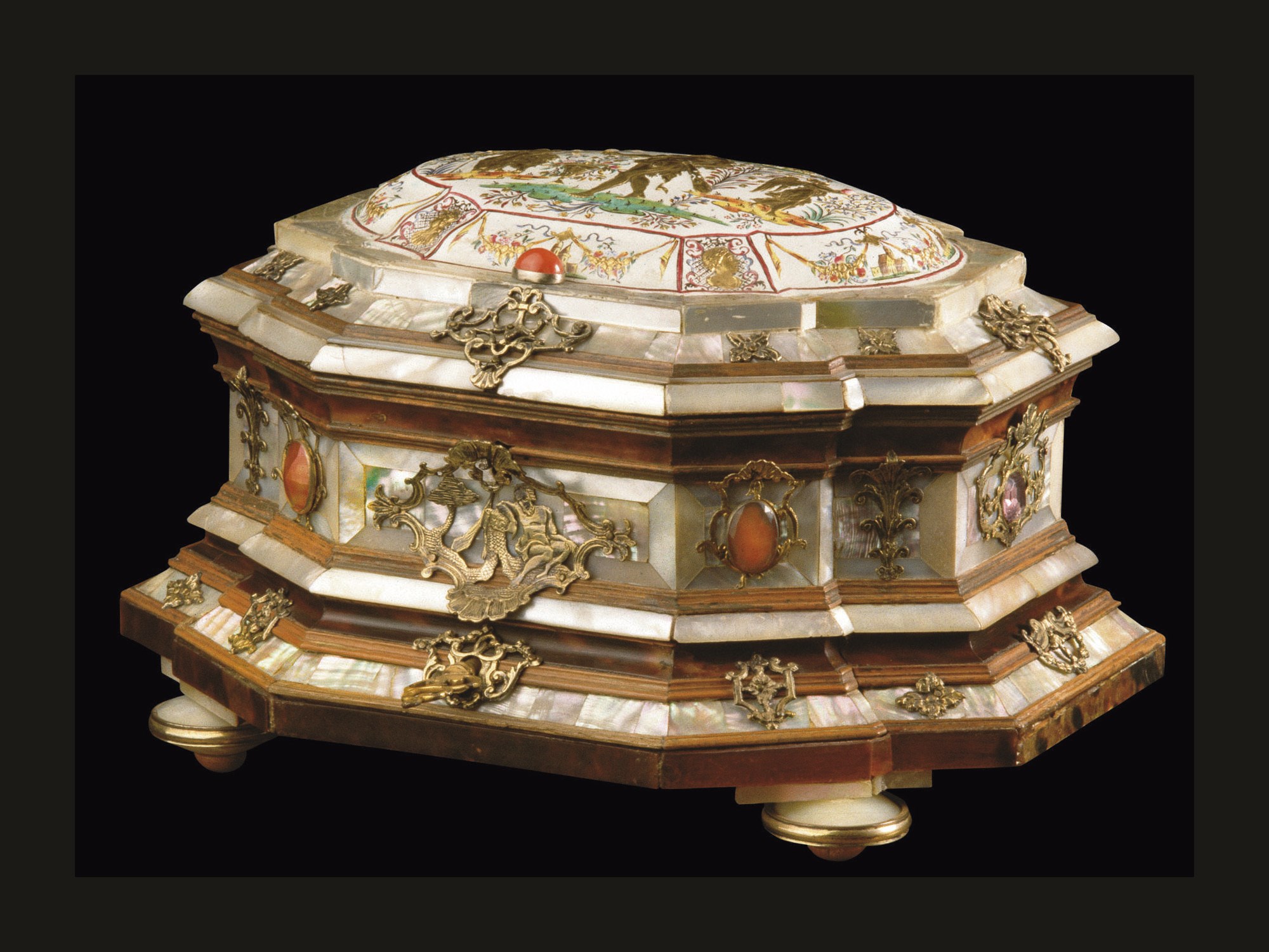 COFFRET SCULPTE EN EMAIL DE SAXE, NACRE, ECAILLE DE TORTUE, BUIS, PIERRES DURES, ET VERMEIL A REHAUTS D'OR