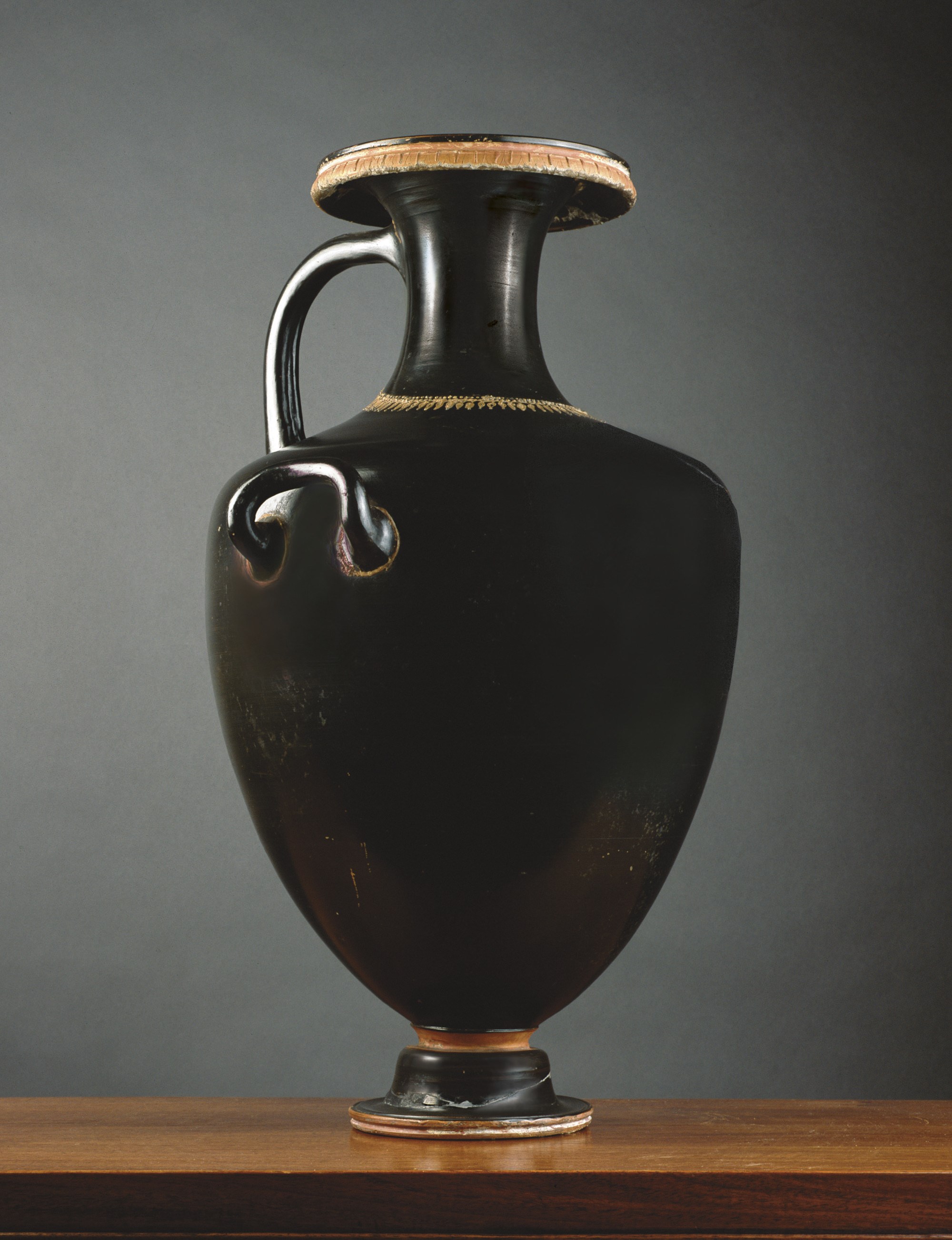HYDRIE A COUVERTE NOIRE, ART GREC