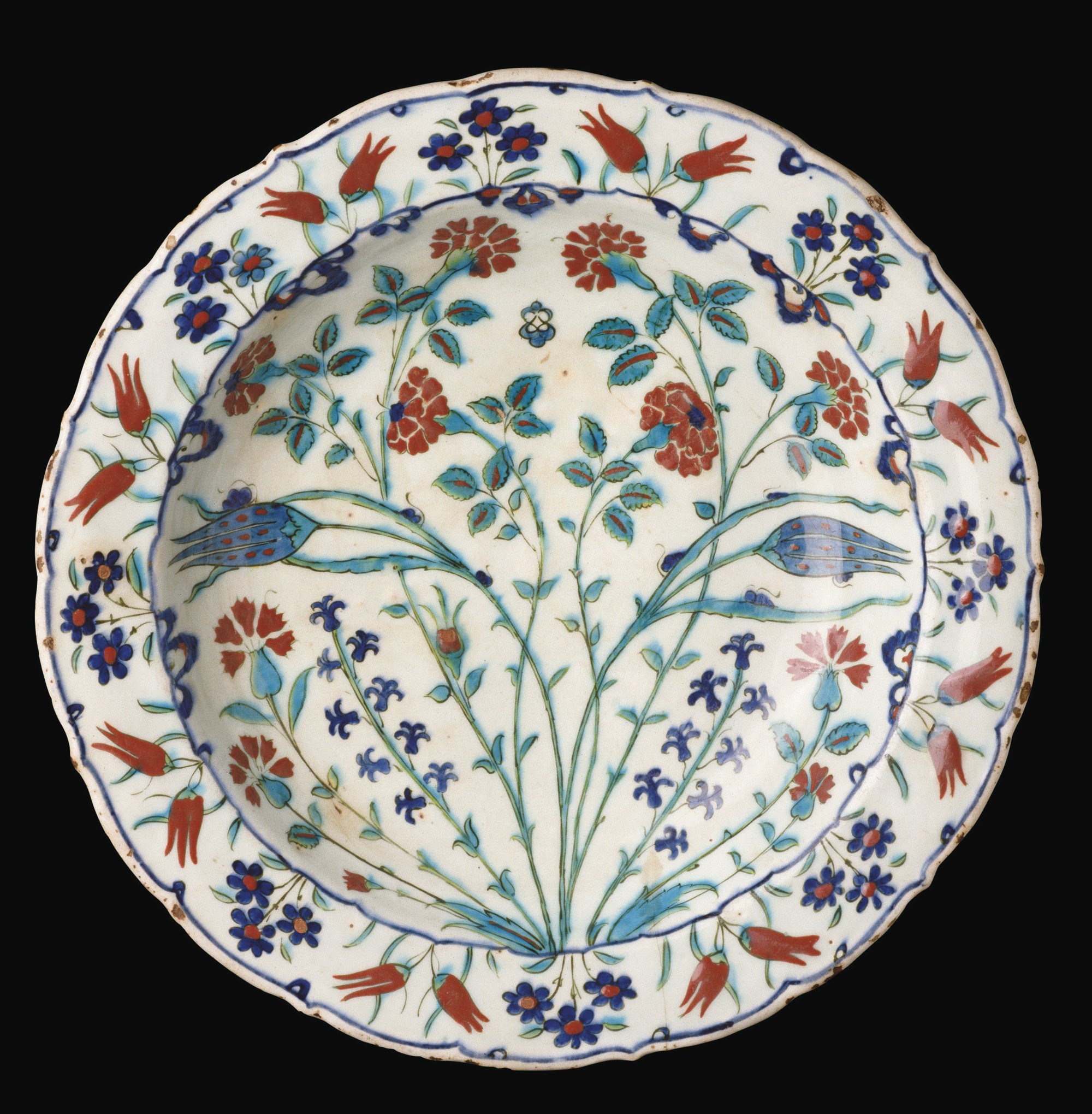 LARGE PLAT A DECOR DIT "DE QUATRE FLEURS"