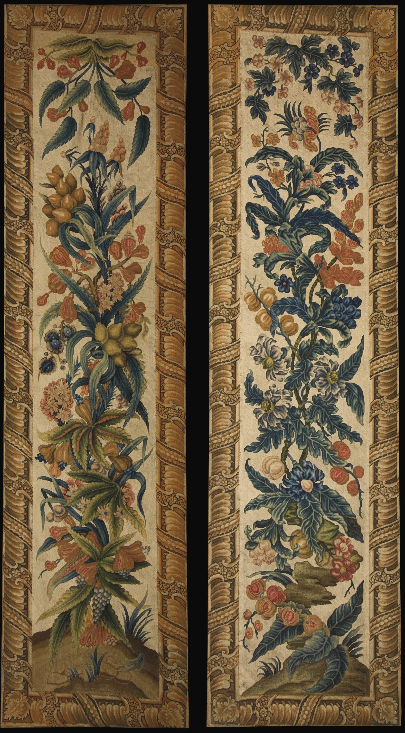 SUITE DE QUATRE PANNEAUX DE TAPISSERIE AU POINT D'EPOQUE LOUIS XIV