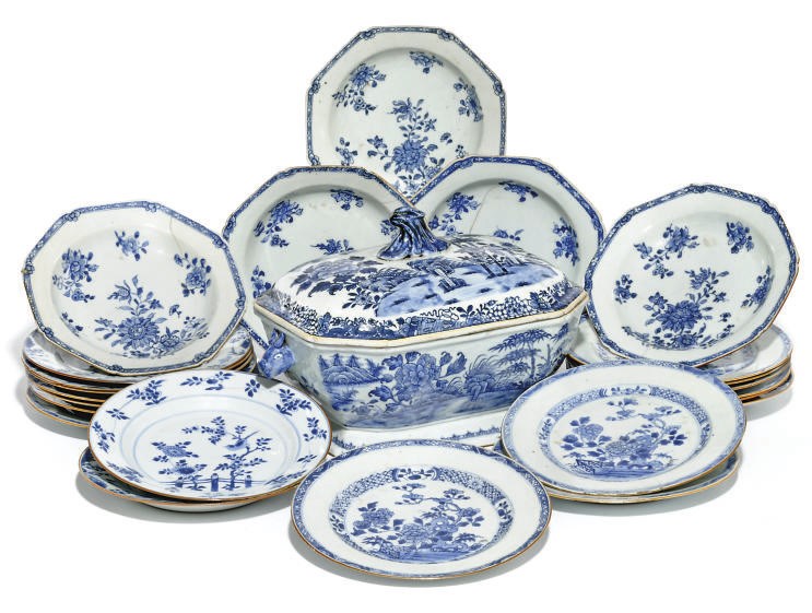 A CHINESE BLUE AND WHITE EXPORT TUREEN AND COVER WITH A COLLECTION OF BLUE AND WHTIE DISHES