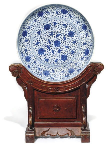 A CHINESE BLUE AND WHITE LOTUS DISH