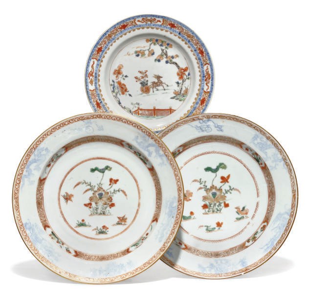 A PAIR OF CHINESE FAMILLE VERTE EXPORT DISHES