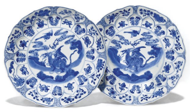 A PAIR OF CHINESE BLUE AND WHITE DISHES