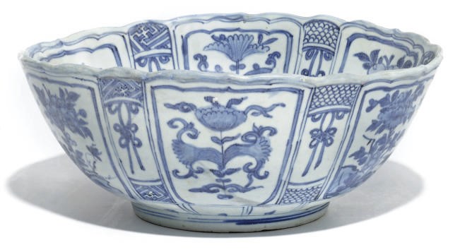 A CHINESE BLUE AND WHITE KRAAK BOWL