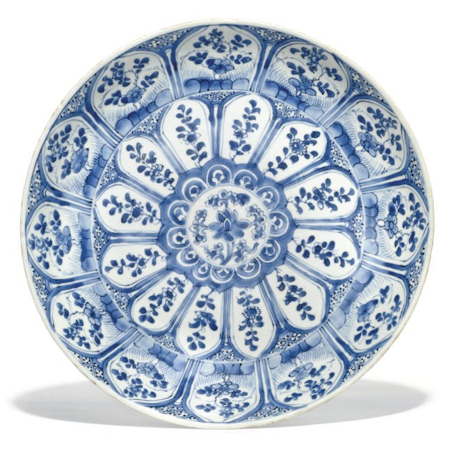 A CHINESE BLUE AND WHITE CHARGER