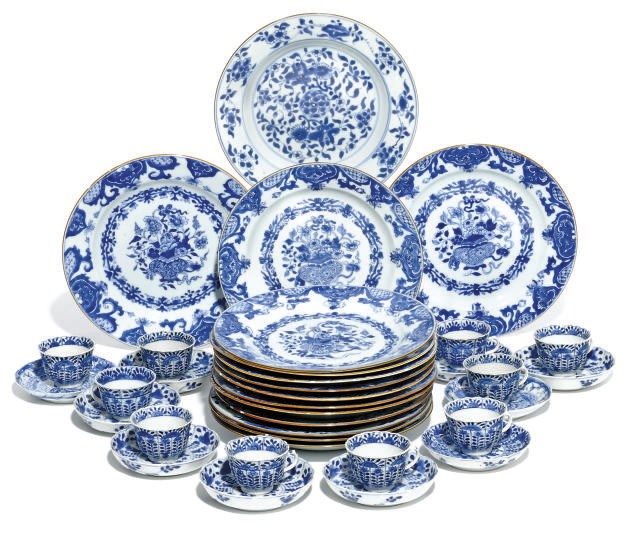 A GROUP OF FIFTEEN CHINESE EXPORT BLUE AND WHITE DISHES