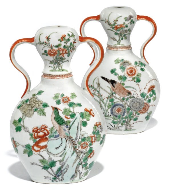 A PAIR OF CHINESE FAMILLE VERTE EWERS
