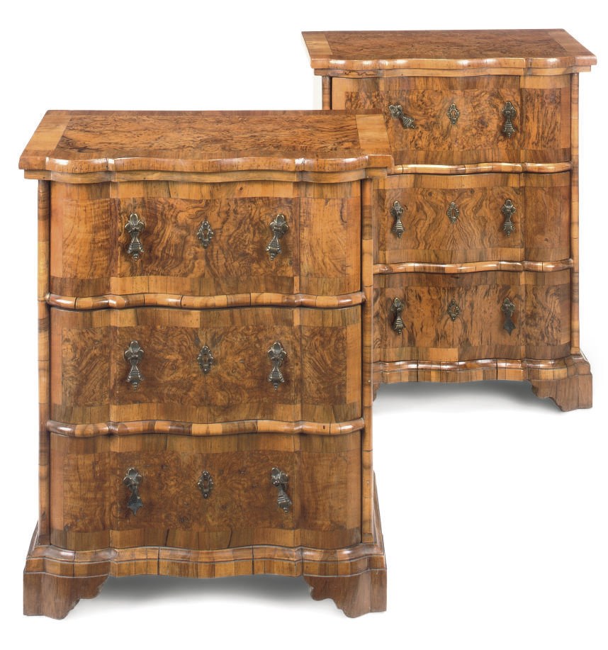 A PAIR OF ITALIAN BURR WALNUT AND WALNUT PETITE COMMODES