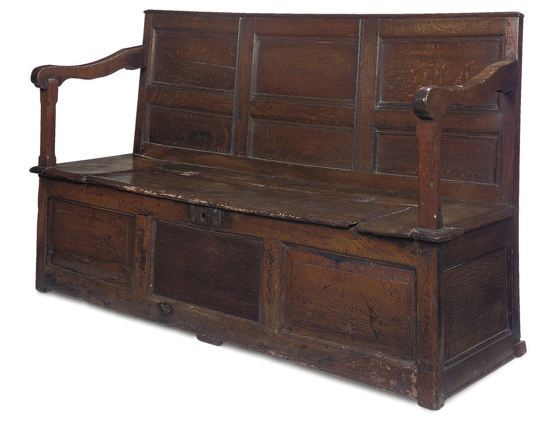AN ENGLISH OAK SETTLE