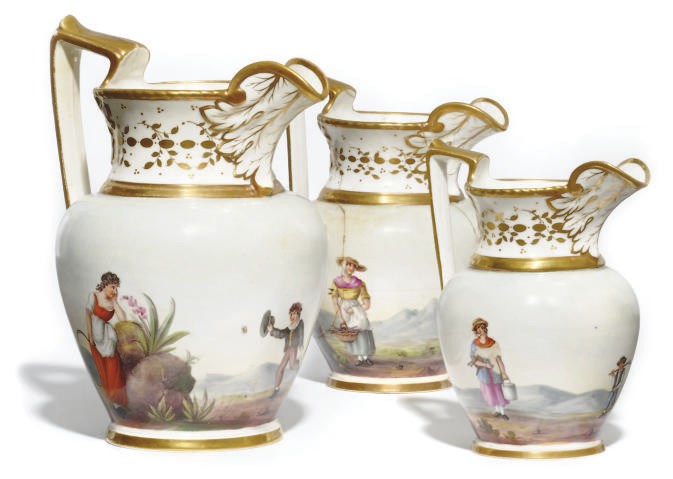 A GRADUATED SET OF THREE ENGLISH PORCELAIN JUGS