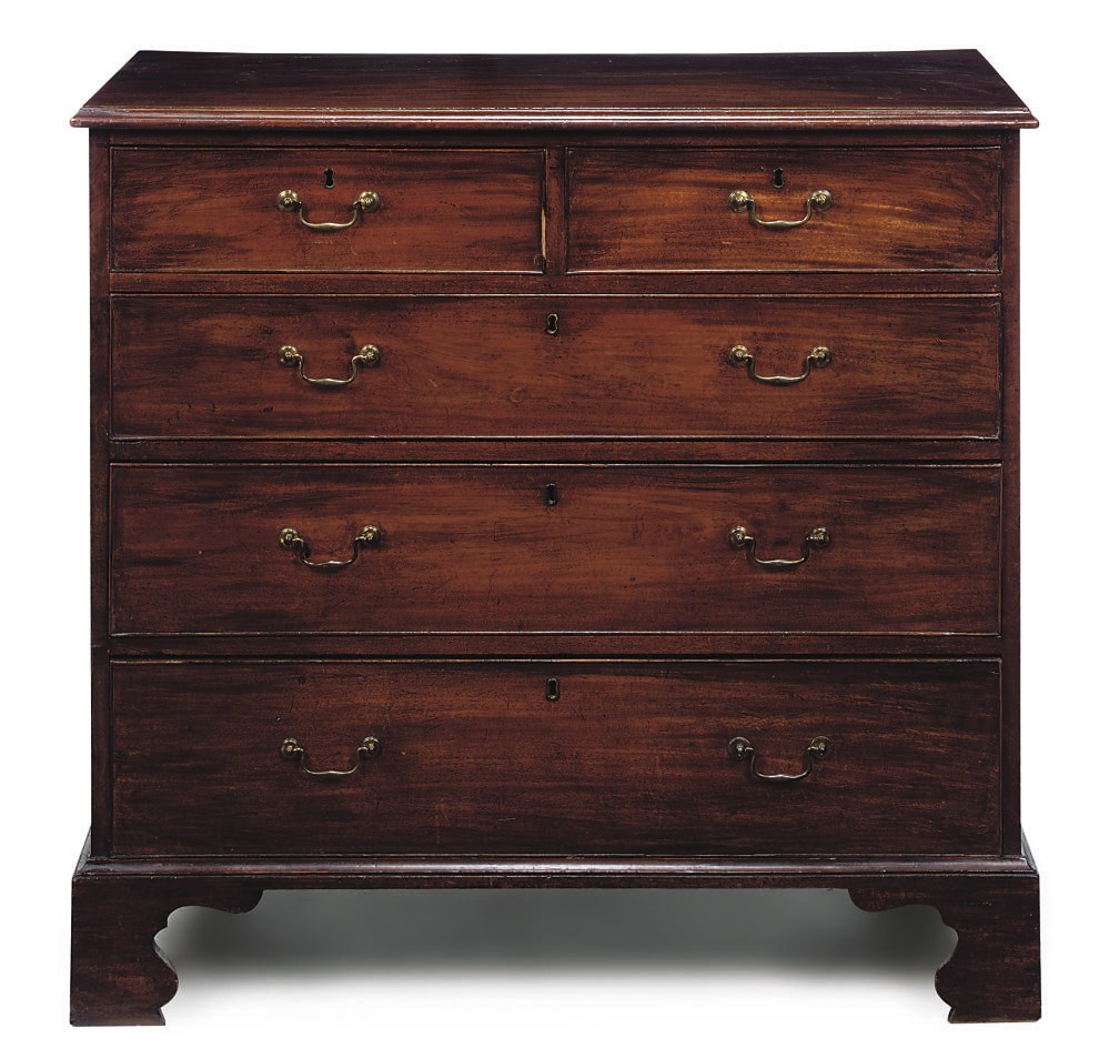 A GEROGE III MAHOGANY CHEST