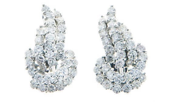 A PAIR OF DIAMOND AND 18K WHITE GOLD EARCLIPS