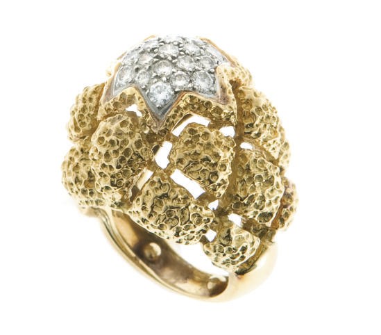 A DIAMOND AND GOLD RING, BY VAN CLEEF & ARPELS
