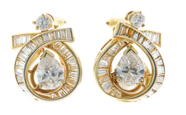 A PAIR OF DIAMOND AND GOLD EAR CLIPS