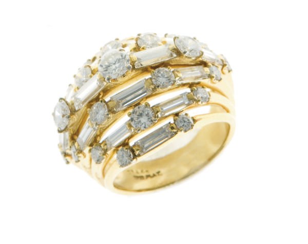 A DIAMOND AND 18K GOLD RING