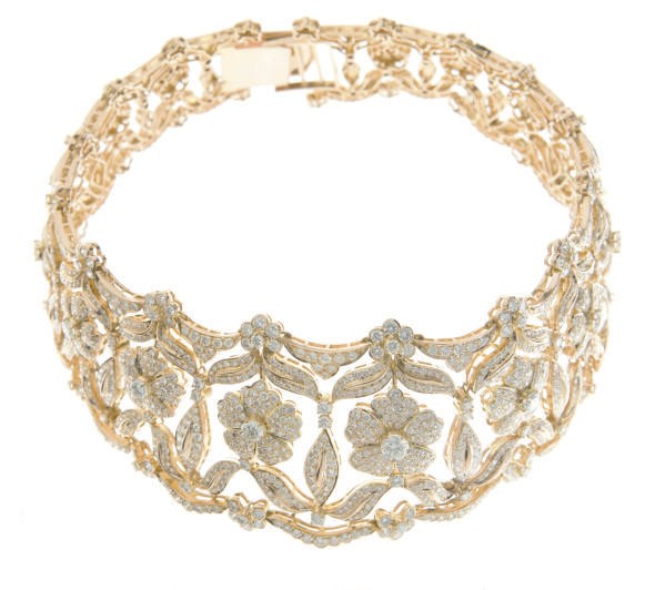 A DIAMOND AND GOLD CHOKER