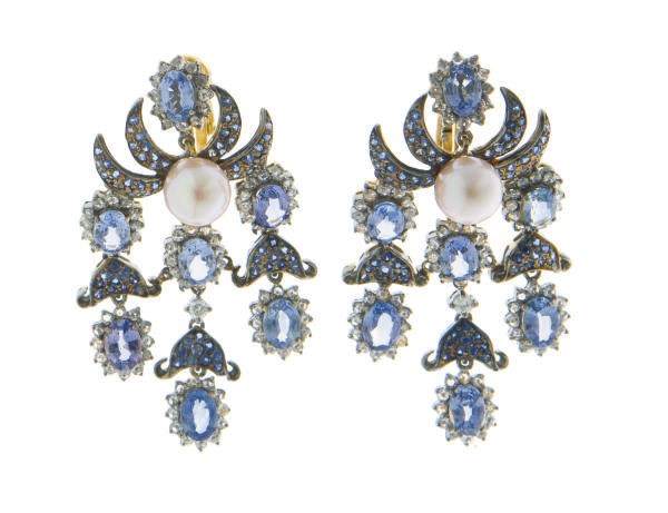 A PAIR OF SAPPHIRE, DIAMOND, CULTURED PEARL AND 18K GOLD EAR PENDANTS, BY LAURA MUNDER