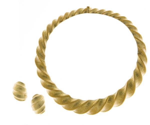 A SET OF 18K GOLD JEWELRY