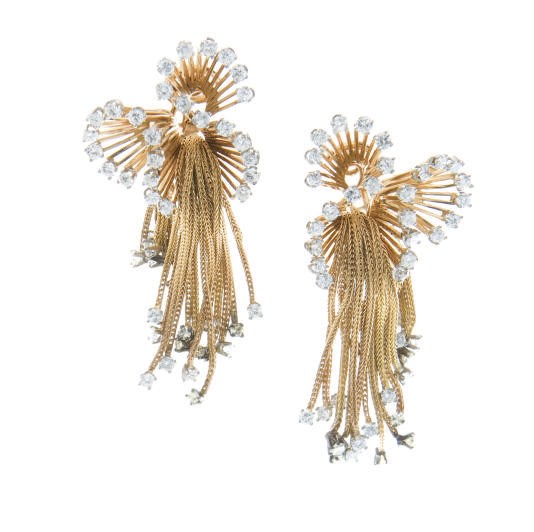 A PAIR OF DIAMOND AND GOLD EAR PENDANTS