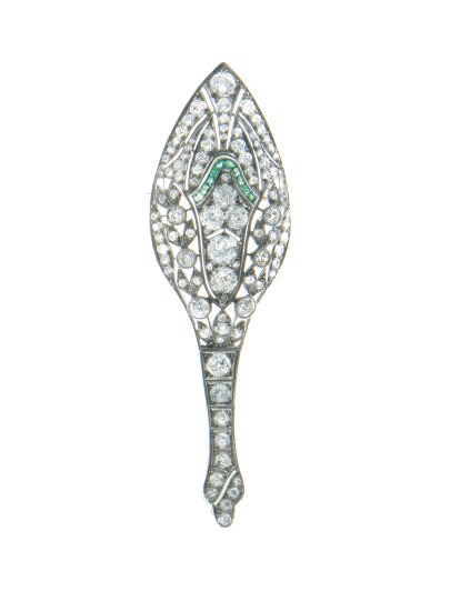 AN ART DECO DIAMOND, EMERALD AND PLATINUM PENDANT BROOCH